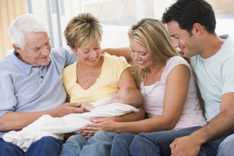 Etiquette of Being a Good Guest When Visiting New Parents