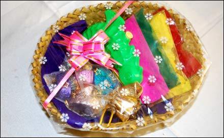 holi-gifts-platters-500x500